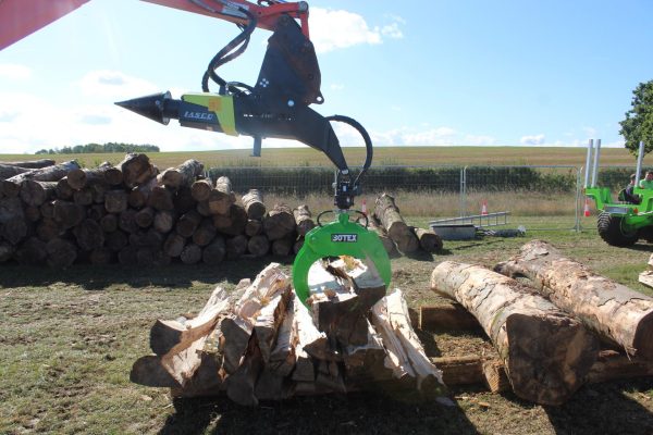 The Yard Master – Log Splitter and Rotating Timber Grab